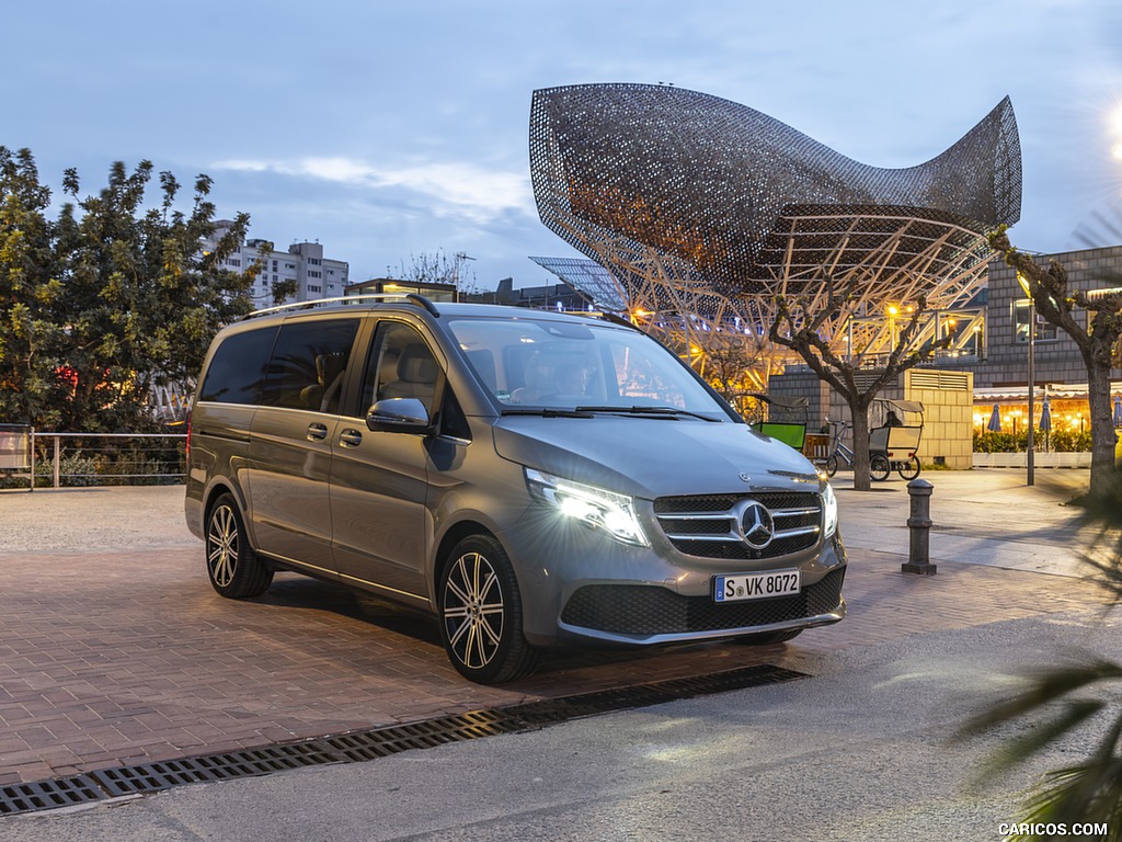 2019 Mercedes-Benz V-Class V300d AVANTGARDE (Color: Selenite Grey Metallic) - Front Three-Quarter