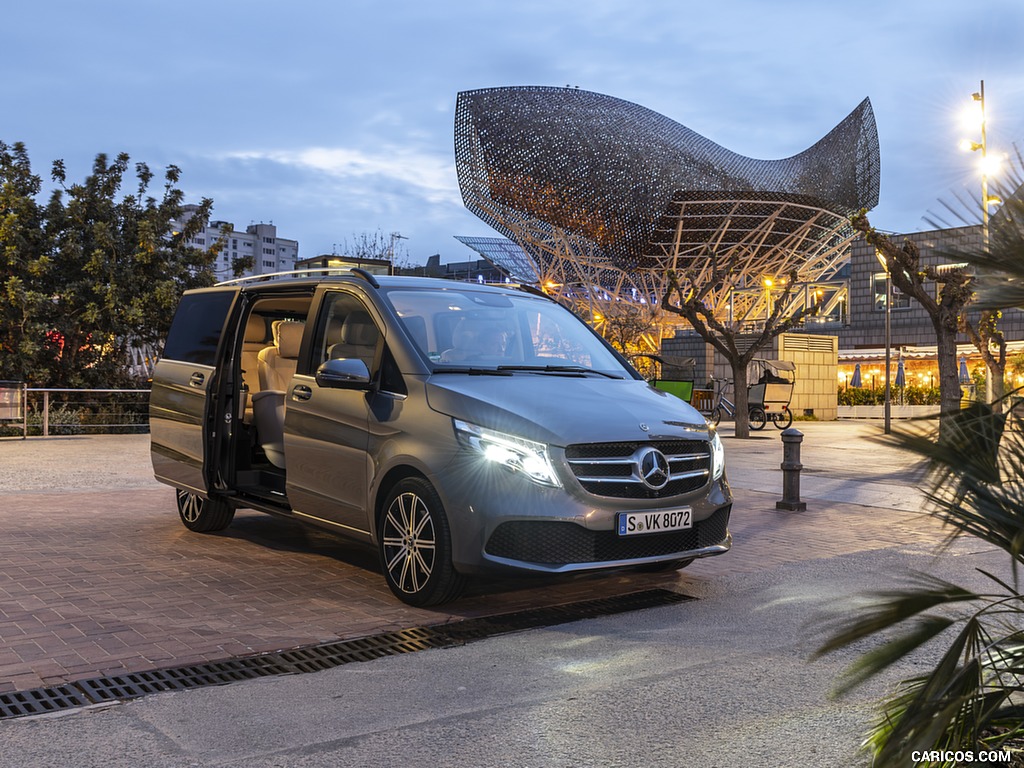 2019 Mercedes-Benz V-Class V300d AVANTGARDE (Color: Selenite Grey Metallic) - Front Three-Quarter