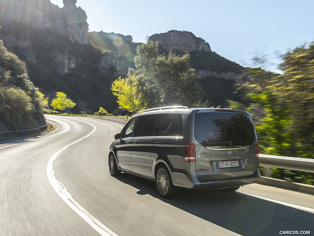 2019 Mercedes-Benz V-Class V300d AVANTGARDE (Color: Selenite Grey Metallic) - Rear Three-Quarter