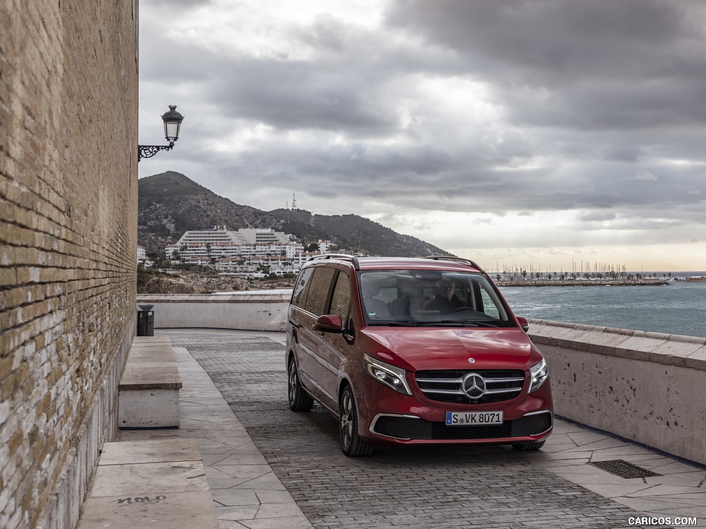 2019 Mercedes-Benz V-Class V300d EXCLUSIVE (Color: Hyazinth Red Metallic) - Front