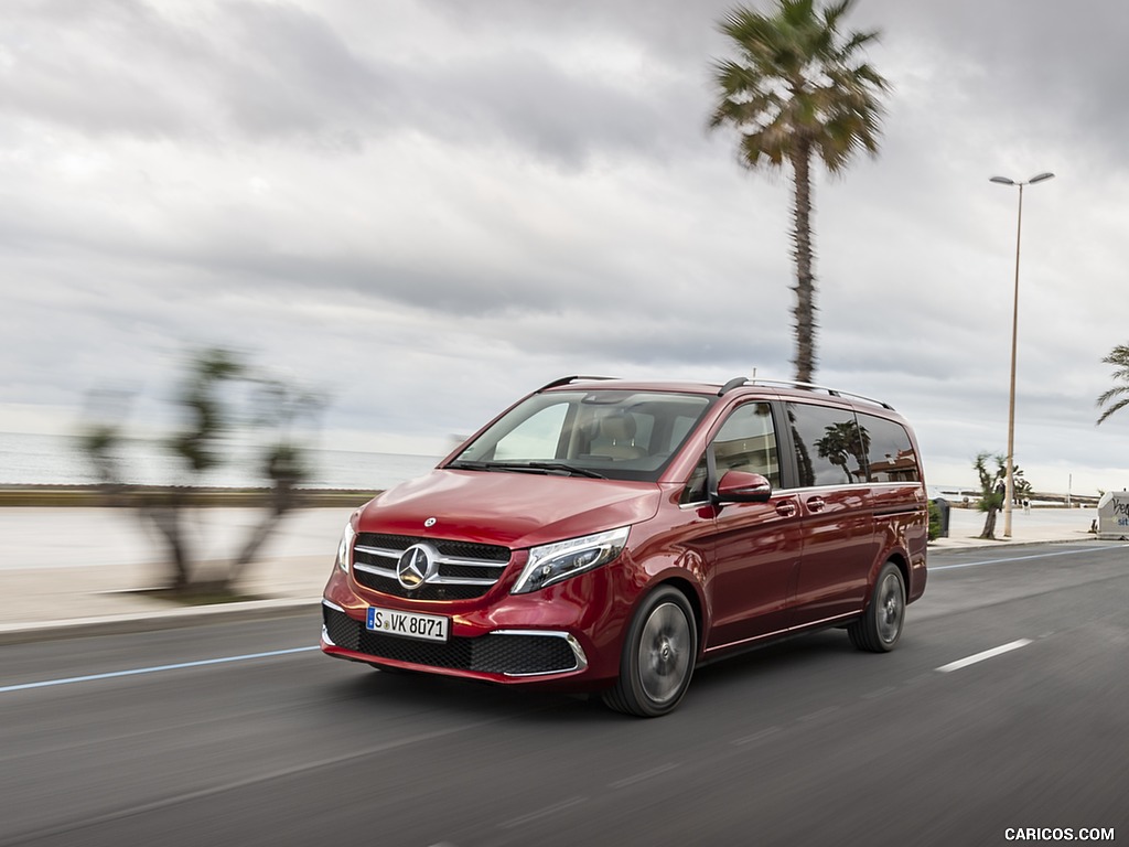 2019 Mercedes-Benz V-Class V300d EXCLUSIVE (Color: Hyazinth Red Metallic) - Front Three-Quarter