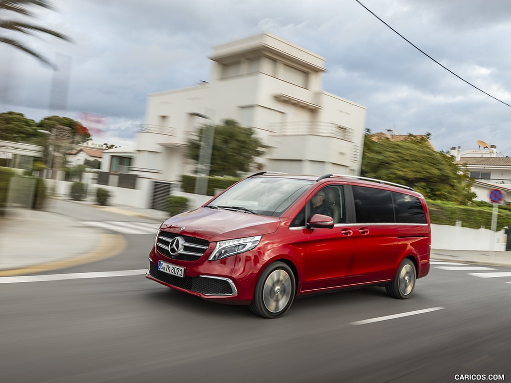 2019 Mercedes-Benz V-Class V300d EXCLUSIVE (Color: Hyazinth Red Metallic) - Front Three-Quarter