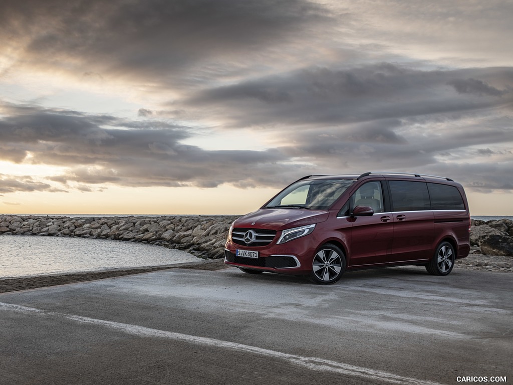 2019 Mercedes-Benz V-Class V300d EXCLUSIVE (Color: Hyazinth Red Metallic) - Front Three-Quarter