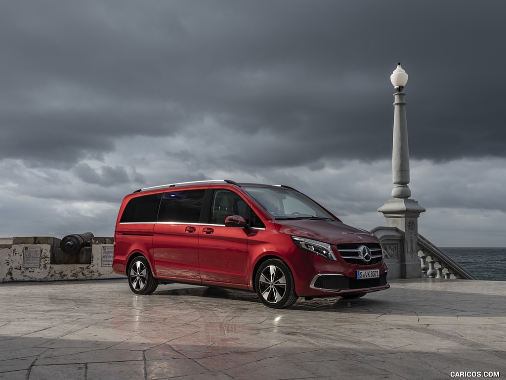 2019 Mercedes-Benz V-Class V300d EXCLUSIVE (Color: Hyazinth Red Metallic) - Front Three-Quarter