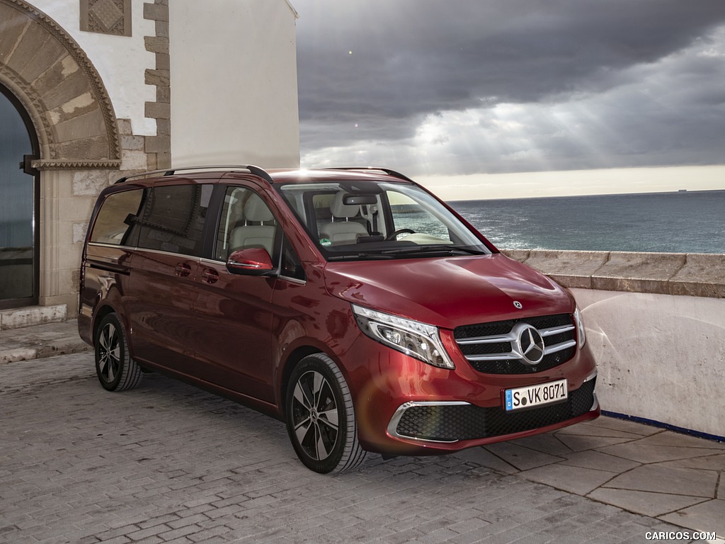 2019 Mercedes-Benz V-Class V300d EXCLUSIVE (Color: Hyazinth Red Metallic) - Front Three-Quarter