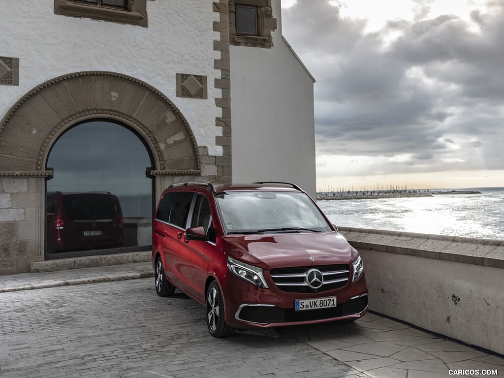 2019 Mercedes-Benz V-Class V300d EXCLUSIVE (Color: Hyazinth Red Metallic) - Front Three-Quarter