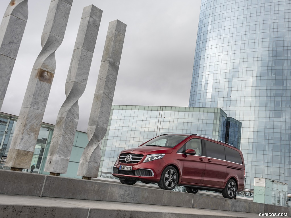 2019 Mercedes-Benz V-Class V300d EXCLUSIVE (Color: Hyazinth Red Metallic) - Front Three-Quarter