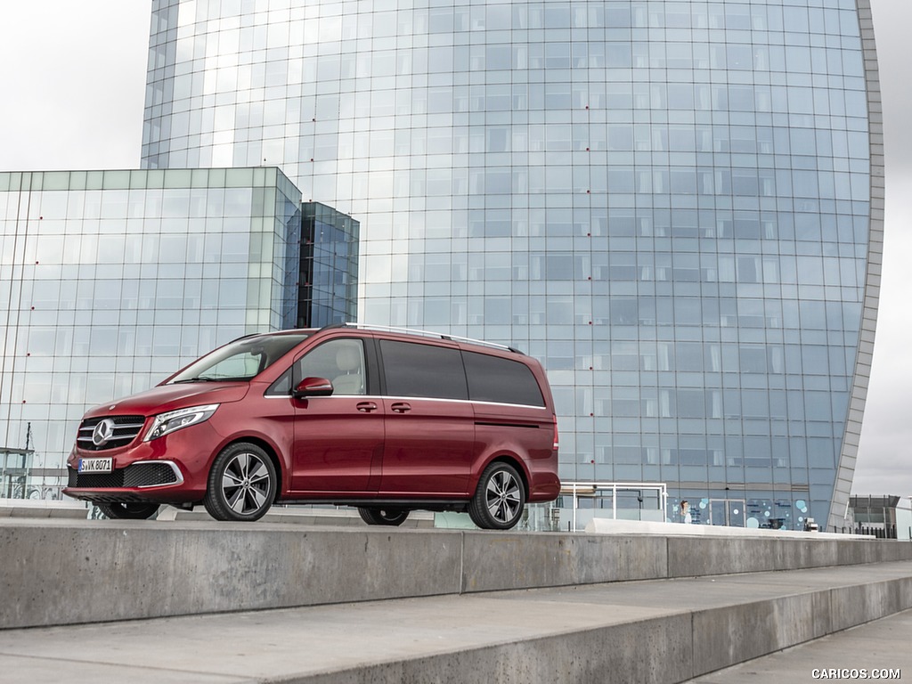 2019 Mercedes-Benz V-Class V300d EXCLUSIVE (Color: Hyazinth Red Metallic) - Front Three-Quarter