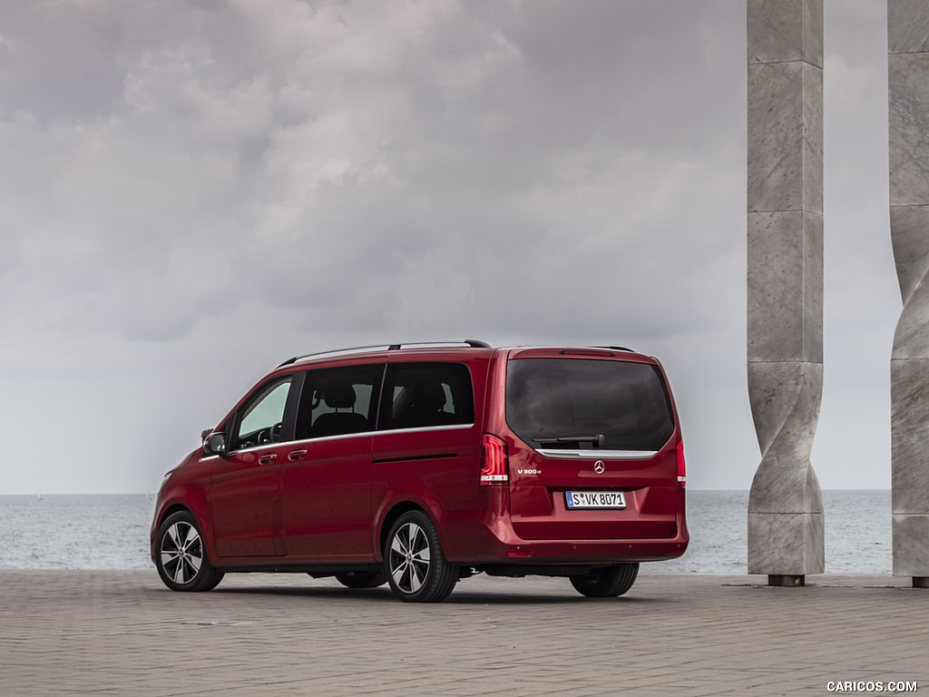 2019 Mercedes-Benz V-Class V300d EXCLUSIVE (Color: Hyazinth Red Metallic) - Rear Three-Quarter