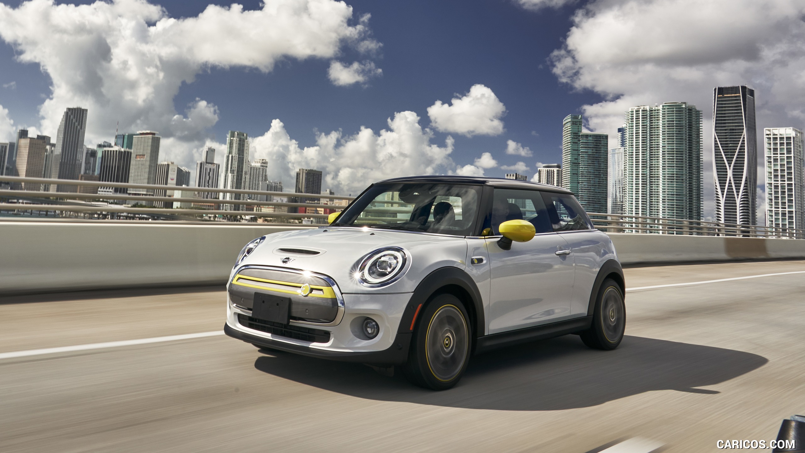 2020 MINI Cooper SE Electric - Front Three-Quarter | Caricos