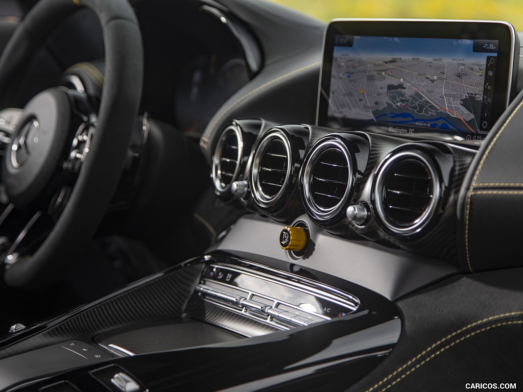 2020 Mercedes-AMG GT R Coupe (US-Spec) - Central Console