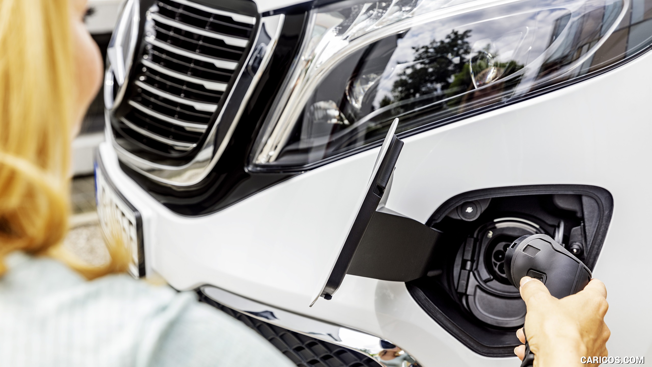 2020 Mercedes-Benz EQV 300 (Color: Mountain Crystal White Metallic) - Charging, #22 of 43