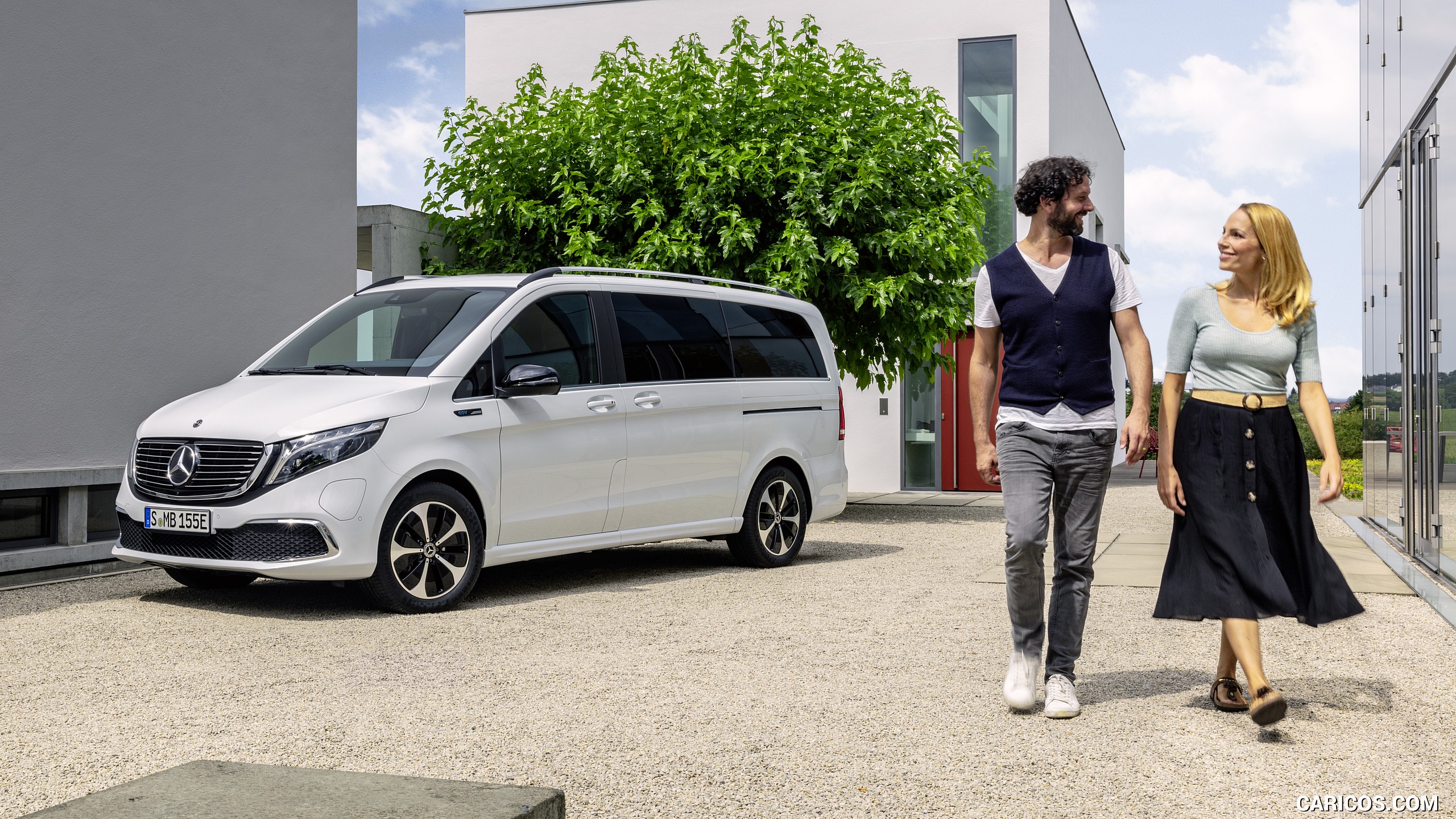 2020 Mercedes-Benz EQV 300 (Color: Mountain Crystal White Metallic) - Front Three-Quarter, #19 of 43