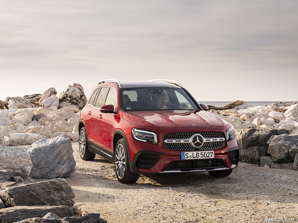 2020 Mercedes-Benz GLB 220 d 4 MATIC (Color: Designo Patagonia Red Metallic) - Front Three-Quarter