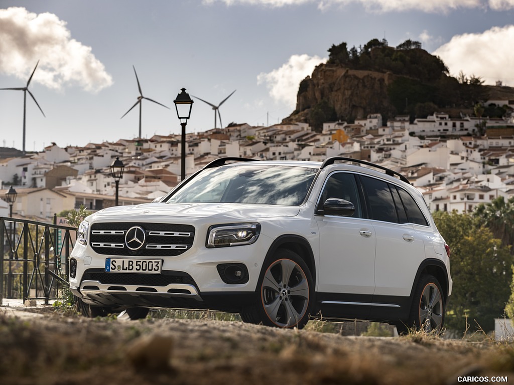 2020 Mercedes-Benz GLB 250 4MATIC (Color: Digital White Metallic) - Front Three-Quarter