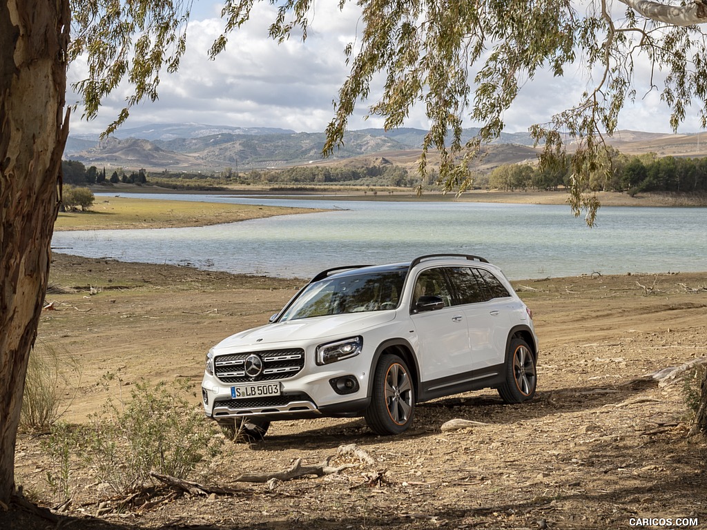 2020 Mercedes-Benz GLB 250 4MATIC (Color: Digital White Metallic) - Front Three-Quarter