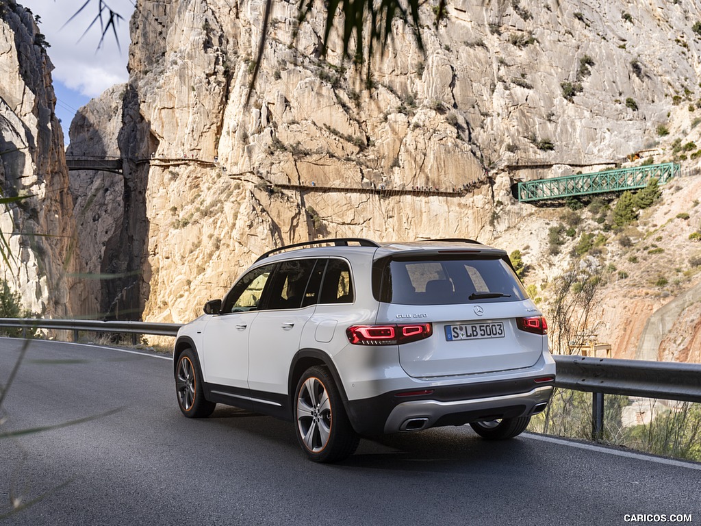 2020 Mercedes-Benz GLB 250 4MATIC (Color: Digital White Metallic) - Rear Three-Quarter