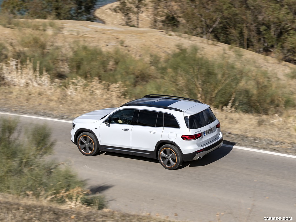 2020 Mercedes-Benz GLB 250 4MATIC (Color: Digital White Metallic) - Rear Three-Quarter