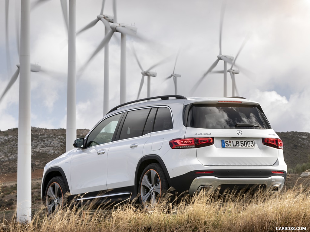 2020 Mercedes-Benz GLB 250 4MATIC (Color: Digital White Metallic) - Rear Three-Quarter