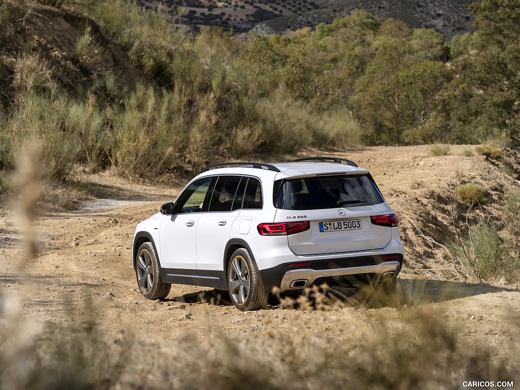 2020 Mercedes-Benz GLB 250 4MATIC (Color: Digital White Metallic) - Rear Three-Quarter