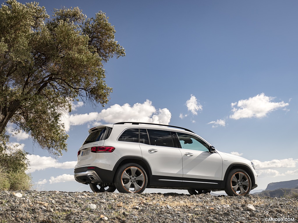 2020 Mercedes-Benz GLB 250 4MATIC (Color: Digital White Metallic) - Rear Three-Quarter