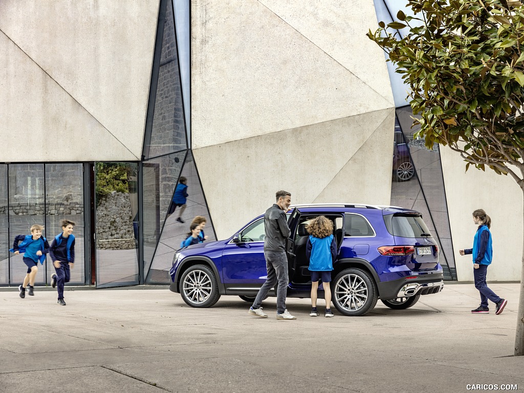 2020 Mercedes-Benz GLB 250 AMG Line (Color: Galaxy Blue) - Rear Three-Quarter