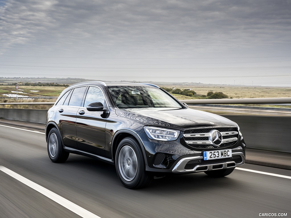 2020 Mercedes-Benz GLC 220d (UK-Spec) - Front Three-Quarter