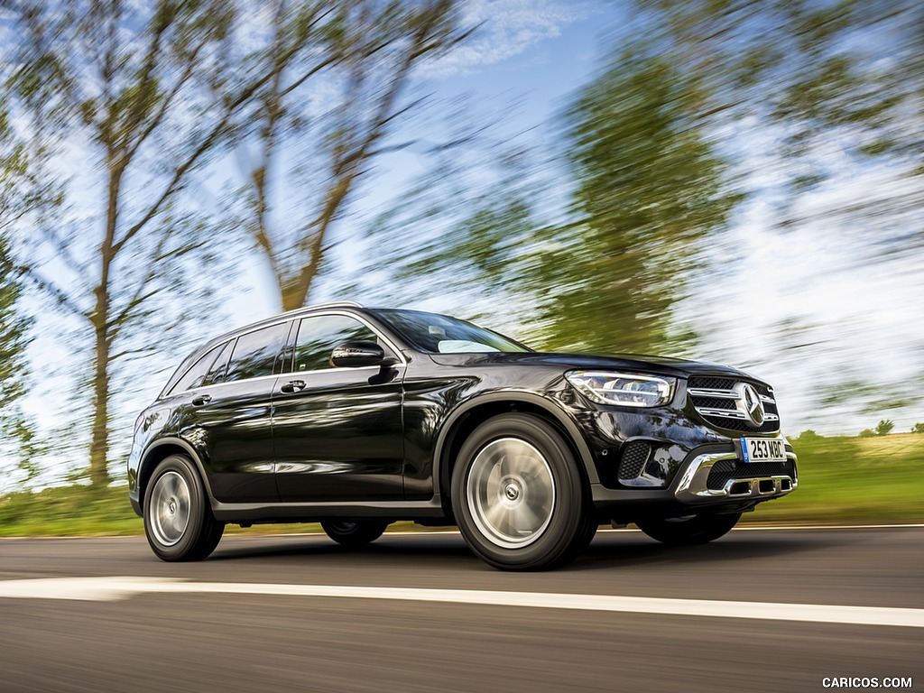 2020 Mercedes-Benz GLC 220d (UK-Spec) - Front Three-Quarter