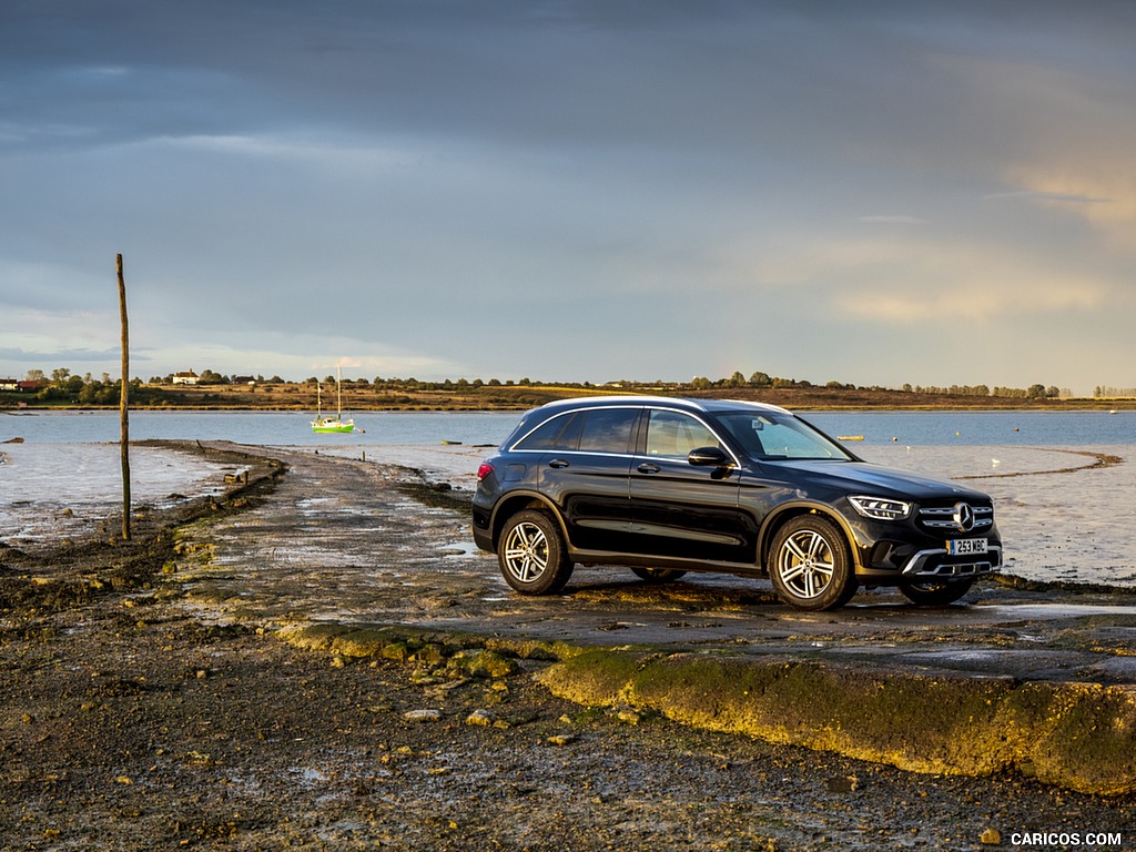 2020 Mercedes-Benz GLC 220d (UK-Spec) - Front Three-Quarter