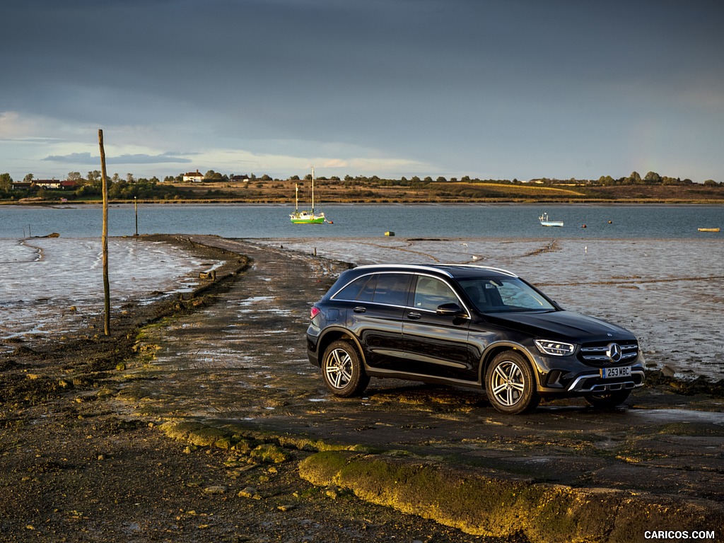 2020 Mercedes-Benz GLC 220d (UK-Spec) - Front Three-Quarter