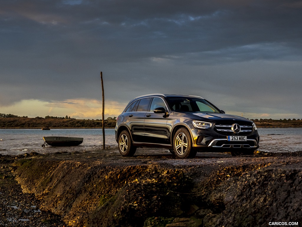 2020 Mercedes-Benz GLC 220d (UK-Spec) - Front Three-Quarter