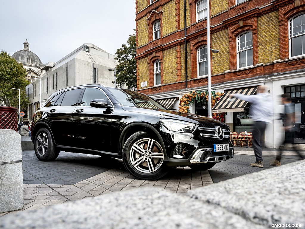 2020 Mercedes-Benz GLC 220d (UK-Spec) - Front Three-Quarter