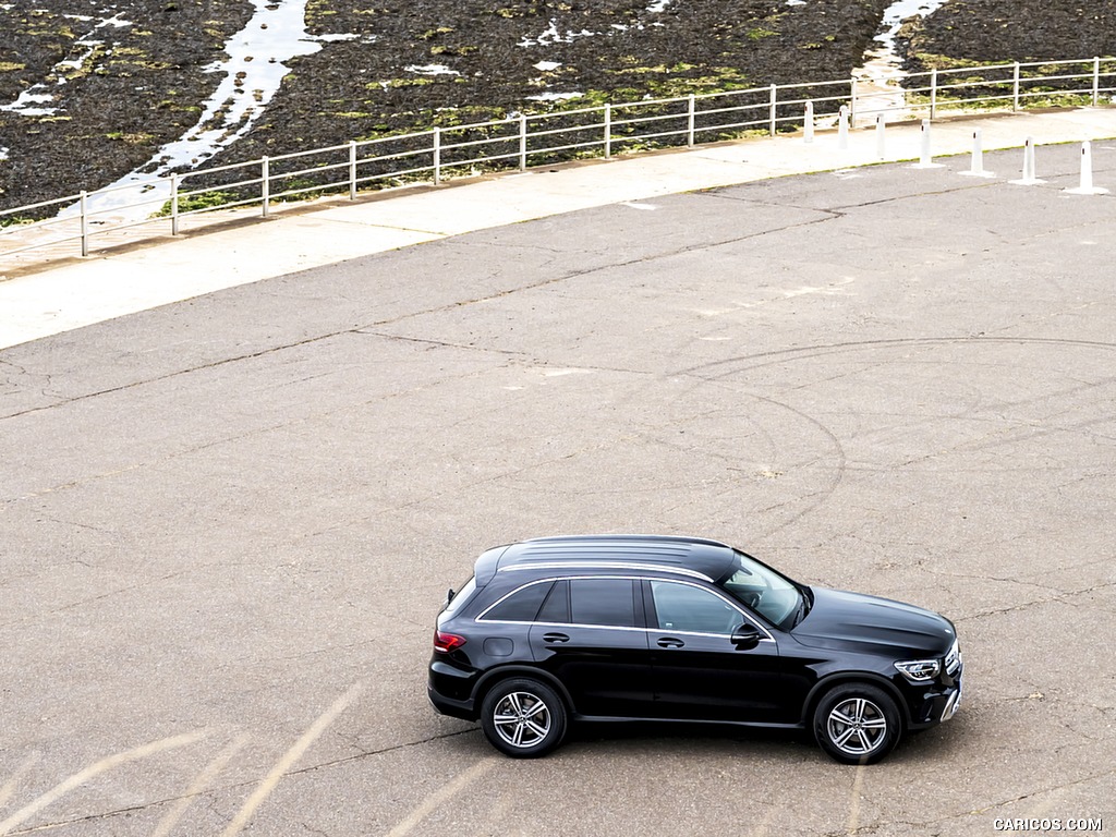 2020 Mercedes-Benz GLC 220d (UK-Spec) - Side