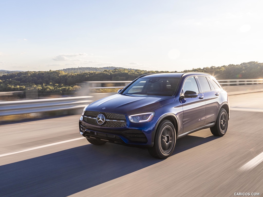 2020 Mercedes-Benz GLC 300 (US-Spec) - Front Three-Quarter