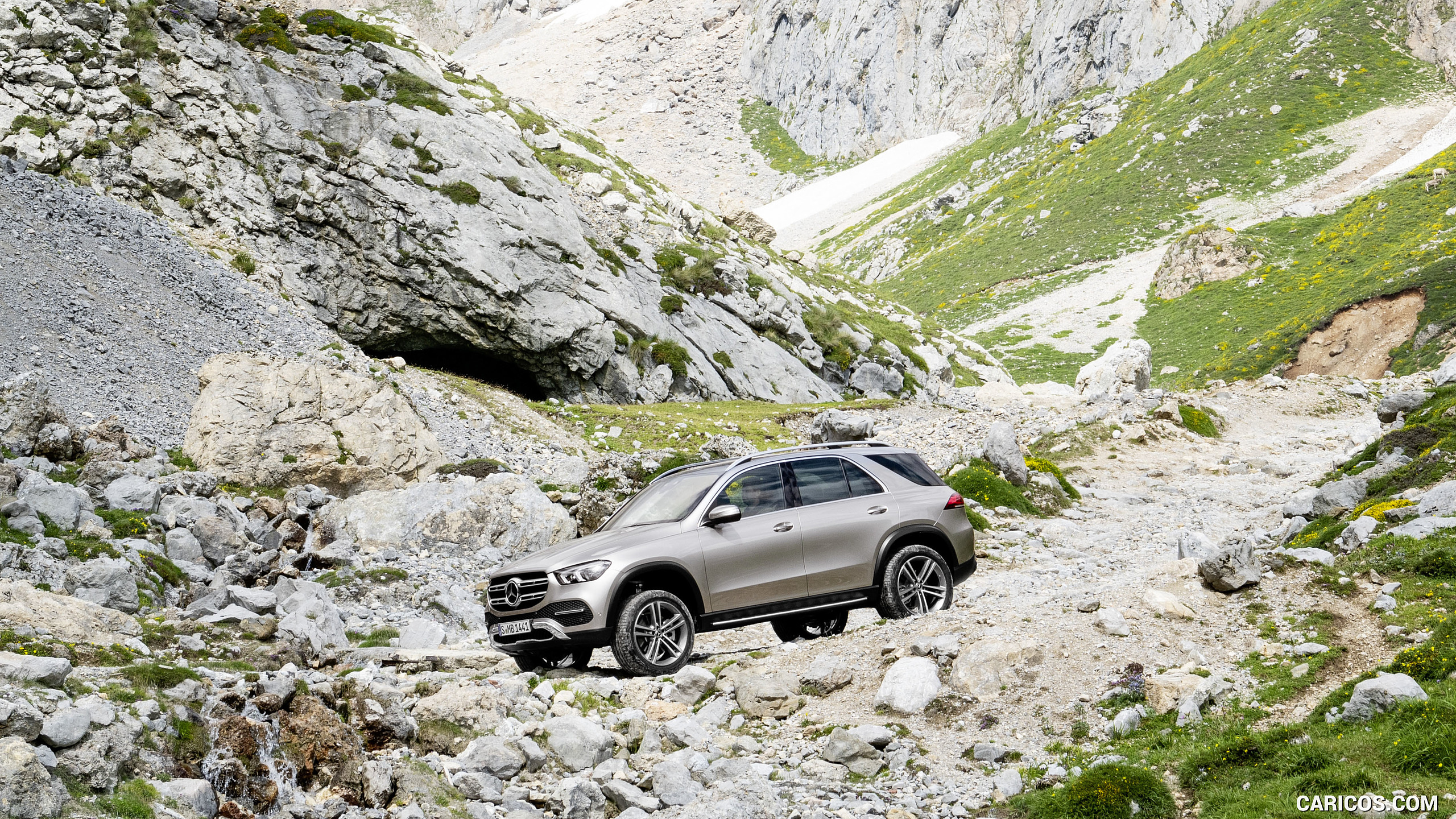 2020 Mercedes-Benz GLE (Color: Mojave Silver) - Front Three-Quarter, #17 of 358