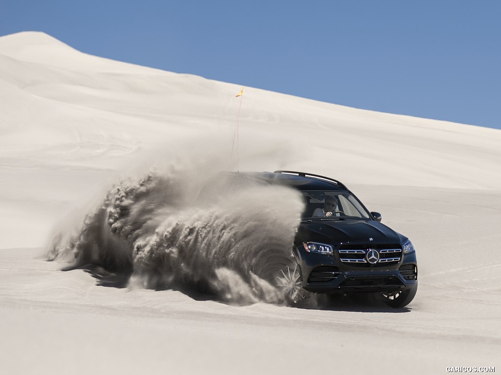 2020 Mercedes-Benz GLS 580 4MATIC (US-Spec) - Front Three-Quarter