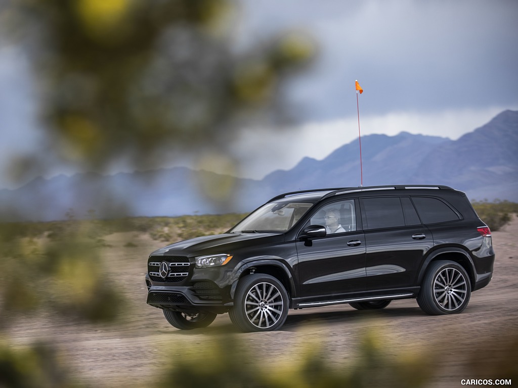 2020 Mercedes-Benz GLS 580 4MATIC (US-Spec) - Front Three-Quarter