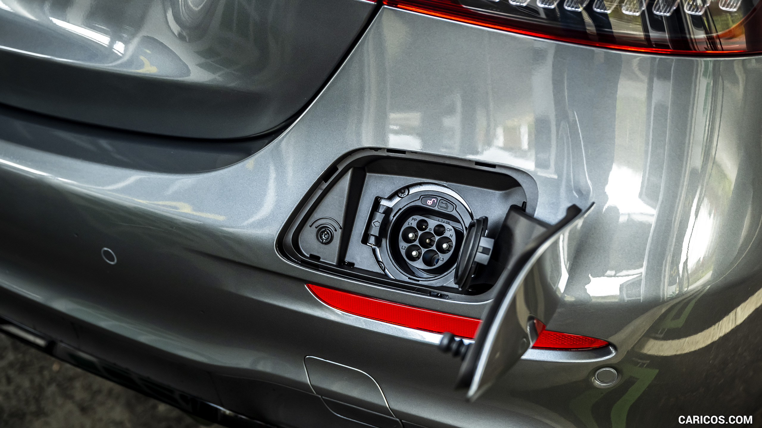 2021 Mercedes-Benz E 300 de Diesel Plug-In Hybrid (UK-Spec) - Charging Connector, #145 of 170