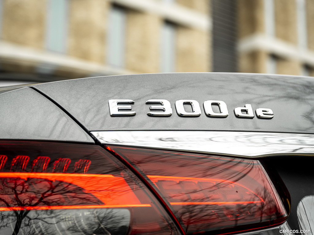 2021 Mercedes-Benz E 300 de Diesel Plug-In Hybrid (UK-Spec) - Badge