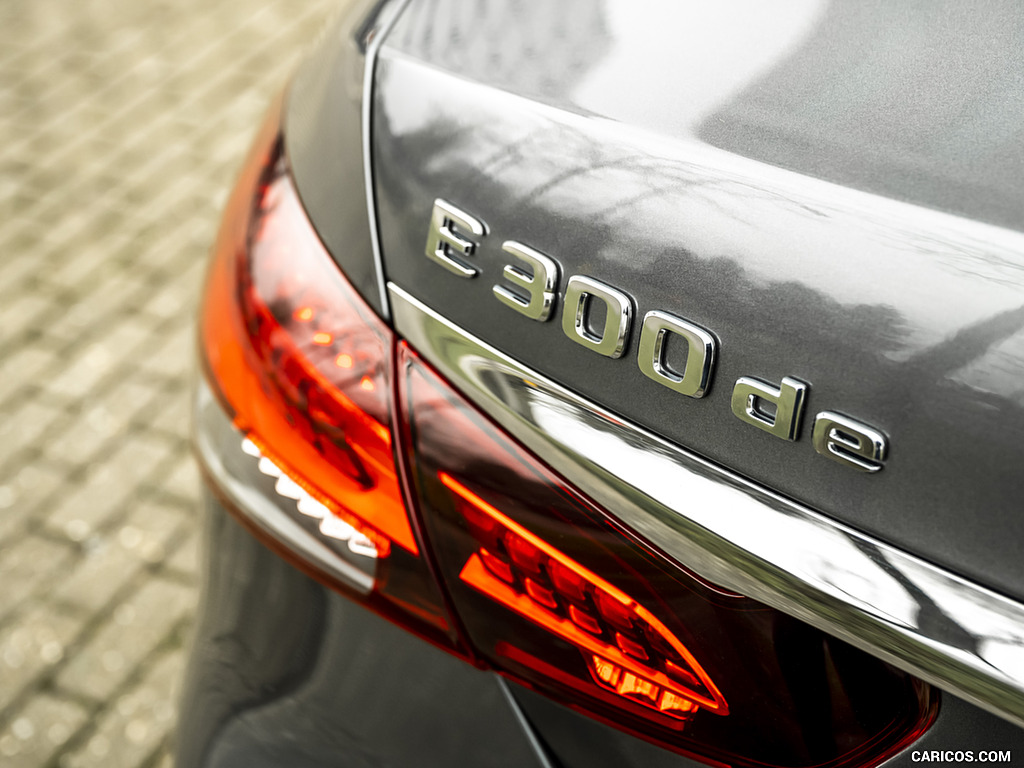 2021 Mercedes-Benz E 300 de Diesel Plug-In Hybrid (UK-Spec) - Badge