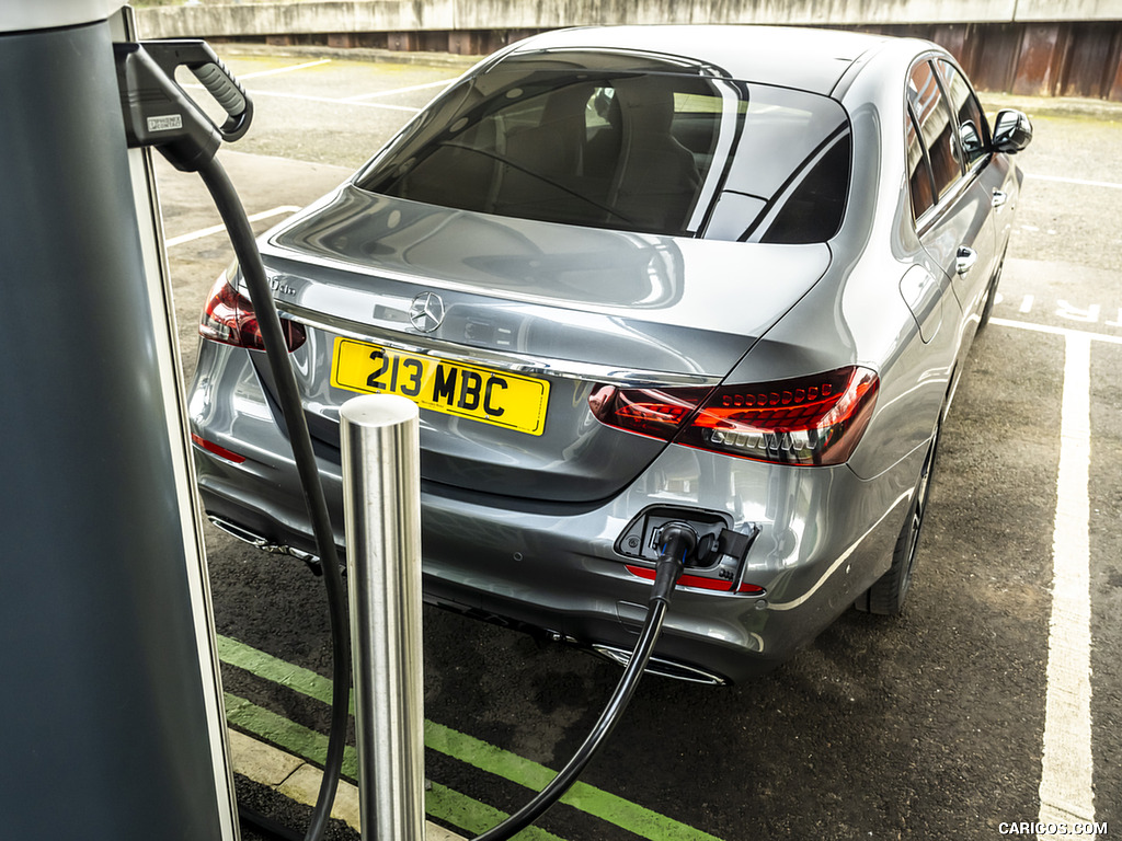 2021 Mercedes-Benz E 300 de Diesel Plug-In Hybrid (UK-Spec) - Charging