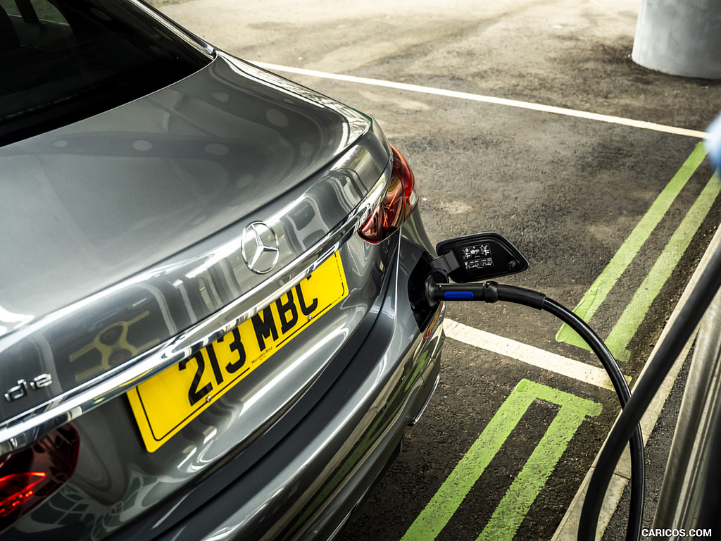 2021 Mercedes-Benz E 300 de Diesel Plug-In Hybrid (UK-Spec) - Charging