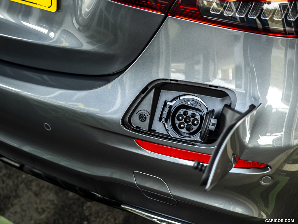 2021 Mercedes-Benz E 300 de Diesel Plug-In Hybrid (UK-Spec) - Charging Connector