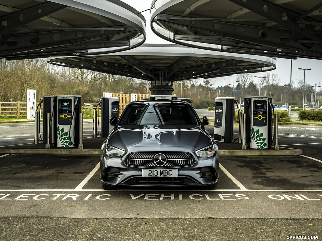 2021 Mercedes-Benz E 300 de Diesel Plug-In Hybrid (UK-Spec) - Front