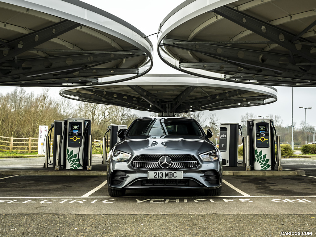 2021 Mercedes-Benz E 300 de Diesel Plug-In Hybrid (UK-Spec) - Front