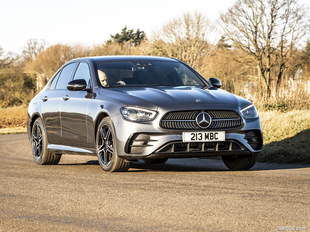 2021 Mercedes-Benz E 300 de Diesel Plug-In Hybrid (UK-Spec) - Front Three-Quarter