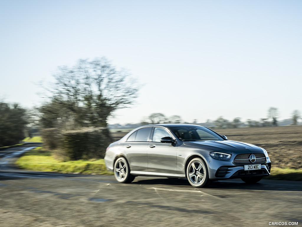 2021 Mercedes-Benz E 300 de Diesel Plug-In Hybrid (UK-Spec) - Front Three-Quarter