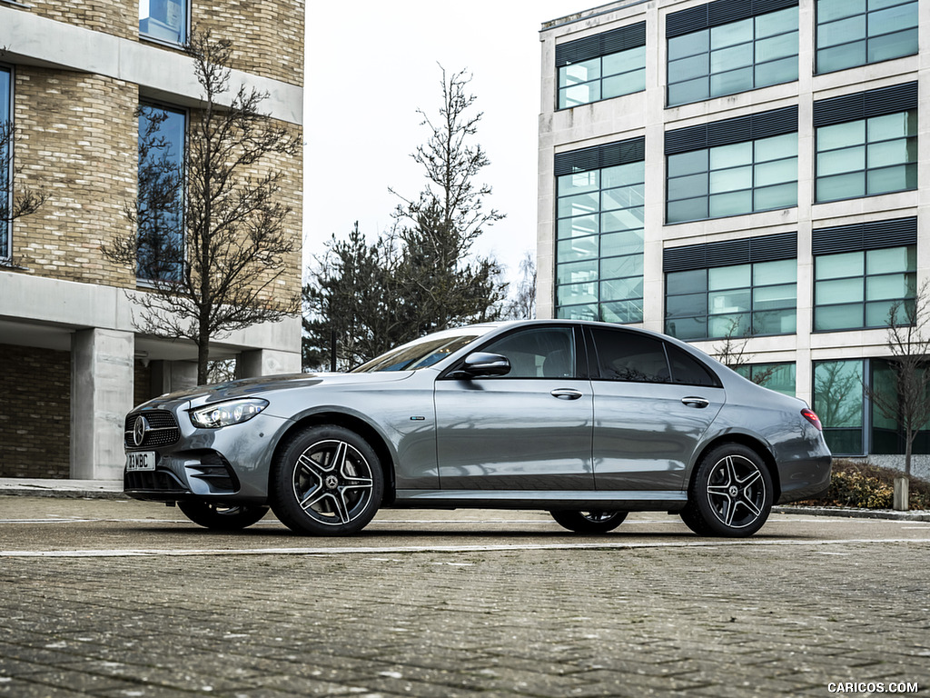 2021 Mercedes-Benz E 300 de Diesel Plug-In Hybrid (UK-Spec) - Front Three-Quarter