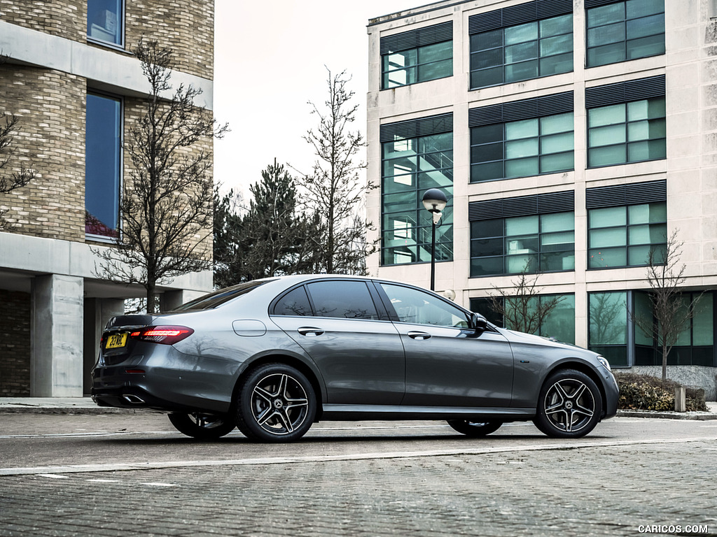 2021 Mercedes-Benz E 300 de Diesel Plug-In Hybrid (UK-Spec) - Rear Three-Quarter