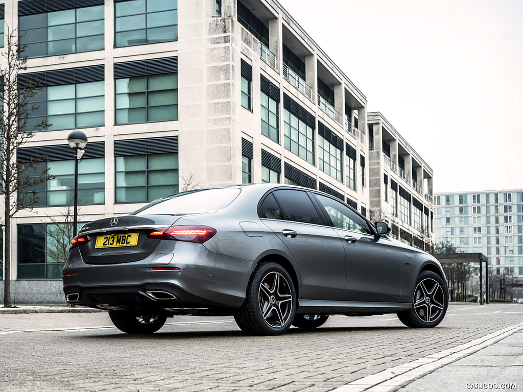 2021 Mercedes-Benz E 300 de Diesel Plug-In Hybrid (UK-Spec) - Rear Three-Quarter